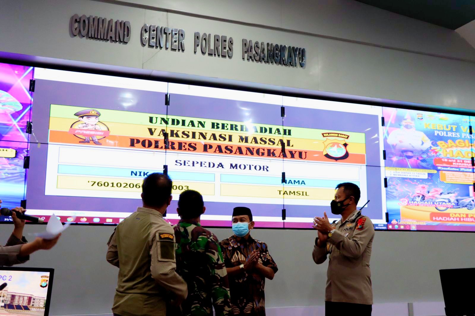 Bupati dan Kapolres Pasangkayu Undi Hadiah Rezeki Vaksinasi